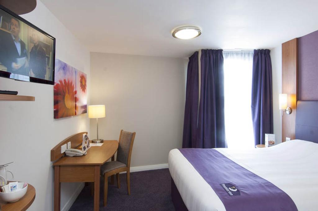 Premier Inn Camberley Bilik gambar