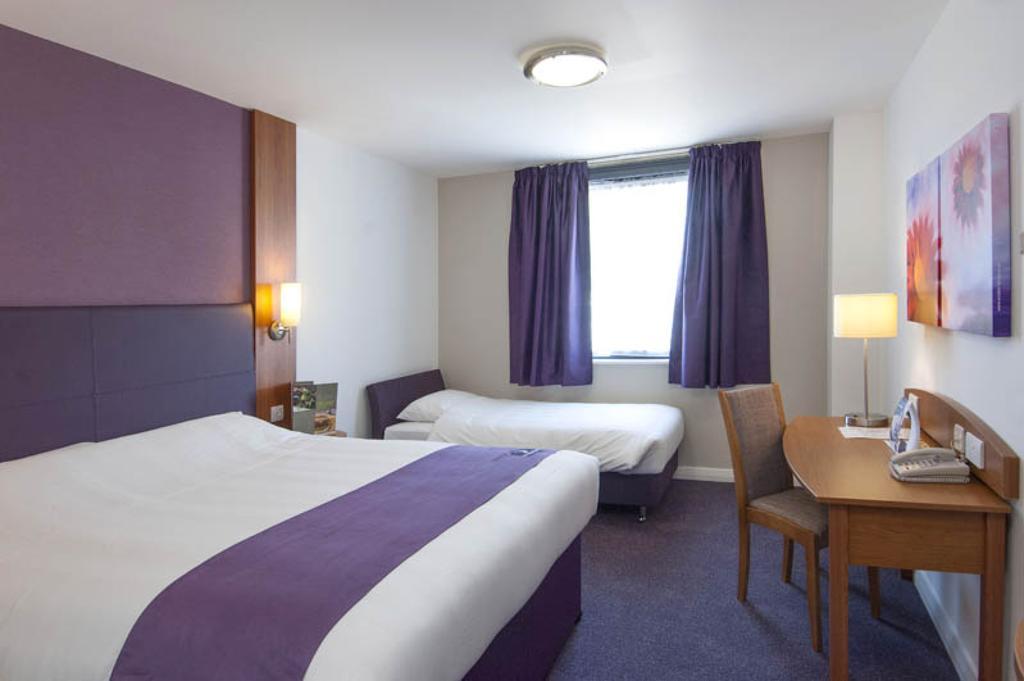 Premier Inn Camberley Bilik gambar