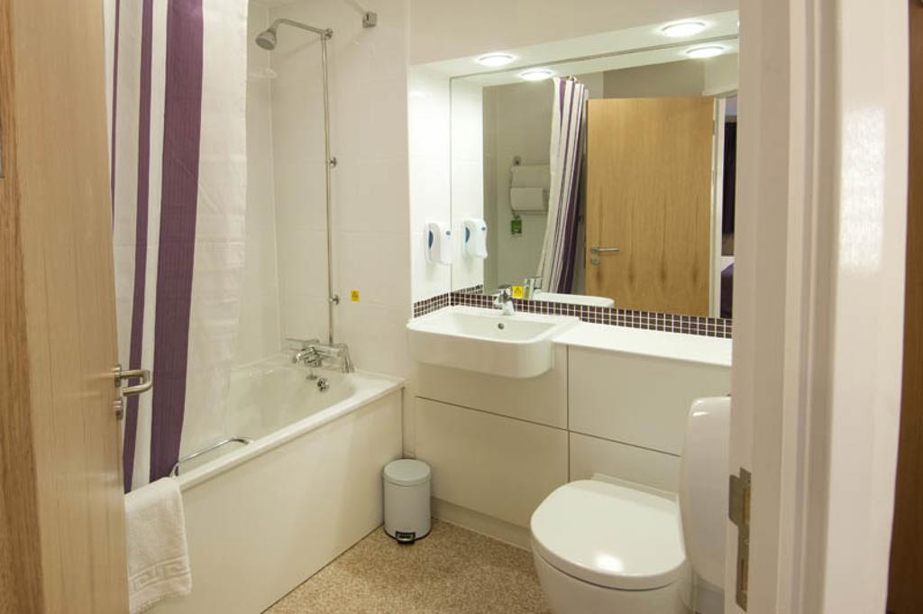 Premier Inn Camberley Bilik gambar
